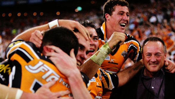 Wests Tigers celebrate with coach Tim Sheens in 2005.