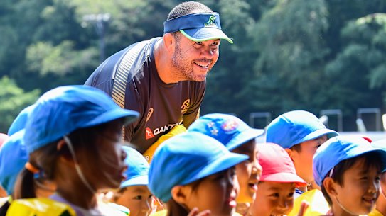 Different side: Michael Cheika meets local schoolchildren in Odawara.