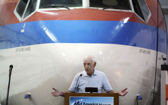 Captain Alfred C. Haynes speaks during a ceremony in 2014 commemorating the 25th anniversary of the United Flight 232 crash in Sioux City, Iowa. 