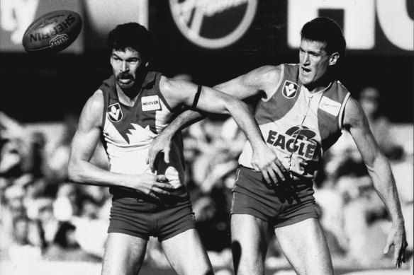 Ross Glendinning, captain of the new Western Australian team, the Eagles struggles with Rod Carter of the Sydney Swans in the 1987 season. 