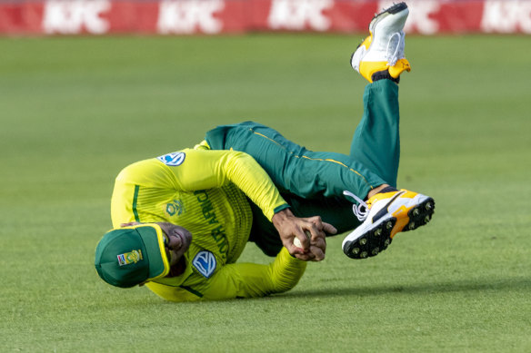 Faf du Plessis takes a catch to dismiss Steve Smith for 29 runs.