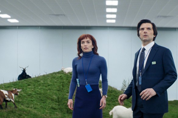 Scott como Mark, con Britt Lower como Helly, en Severance.