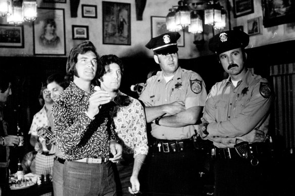 Engelbert Humperdinck (left) shoots darts with Tom Jones and some cops in the US in 1973.