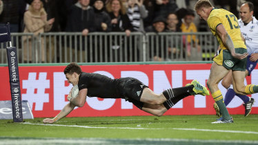 Barrett S Bledisloe Belter Four Try Masterclass Keeps Heat On Cheika