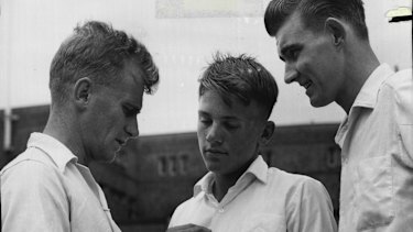 Peter Philpott on the left gives bowling advice to Stuart Webster and Darrell Morris in 1962.