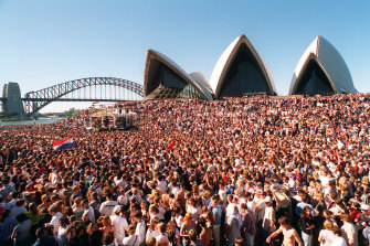 150,000 revellers say their goodbyes
at the Sydney Opera House.
