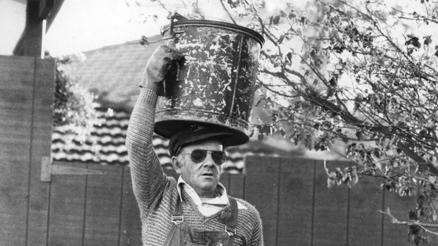 Night-cart man Eddy Sturmey carrying a pan. He told The Age that the bottom of a pan once fell out when he lifted it onto his head.