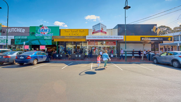 The auction of 15-17 Hamilton Place in Mount Waverley fetched $4.25 million.