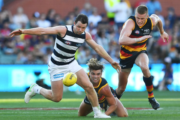 Patrick Dangerfield and Ben Keays vie for possession.