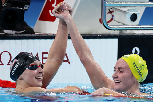 Katie Ledecky and Ariarne Titmus celebrate their gold and silver medals in the 800m freestyle.