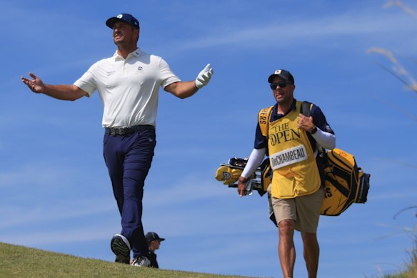 O americano Bryson DeChambeau fez sua jogada no sétimo buraco em Royal Birkdale.