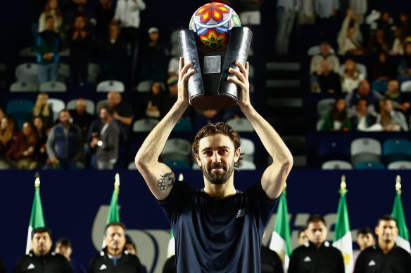 Jordan Thompson lifts the trophy in Los Cabos.