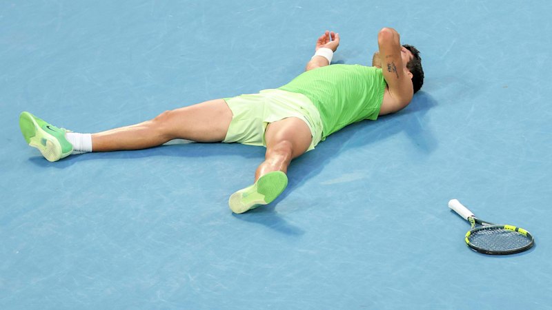 Carlos Alcaraz defeats Alexander Zverev in five-set epic on Rod Laver Arena at Melbourne Park