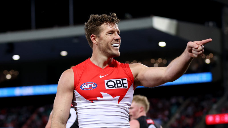 Swans win a thriller against Collingwood to keep their premiership hopes alive