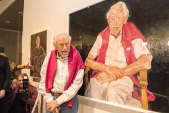Artist Guy Warren with Peter Wegner's Archibald-winning portrait.