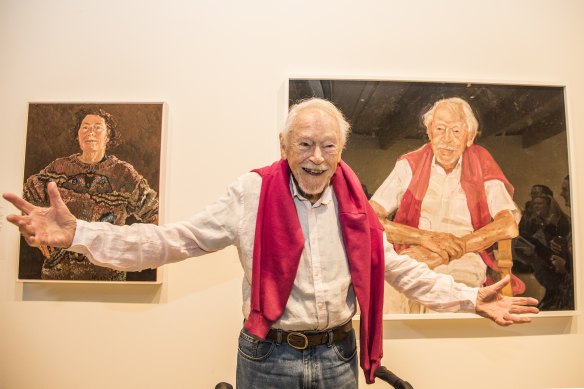 Guy Warren next to Peter Wegner’s 2021 Archibald Prize-winning portrait of him.