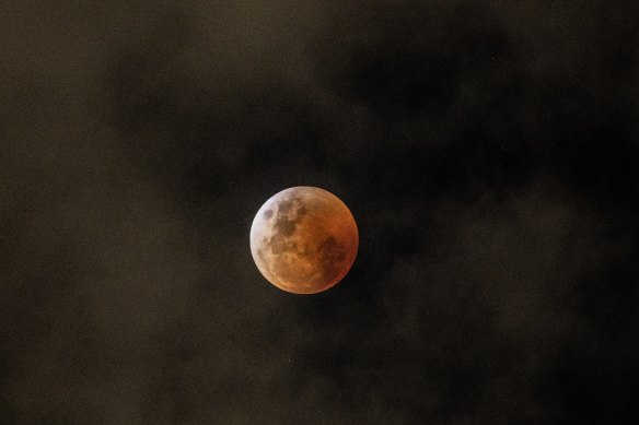 Lunar Eclipse 2022 Sydney Moon Has Stargazers Spellbound