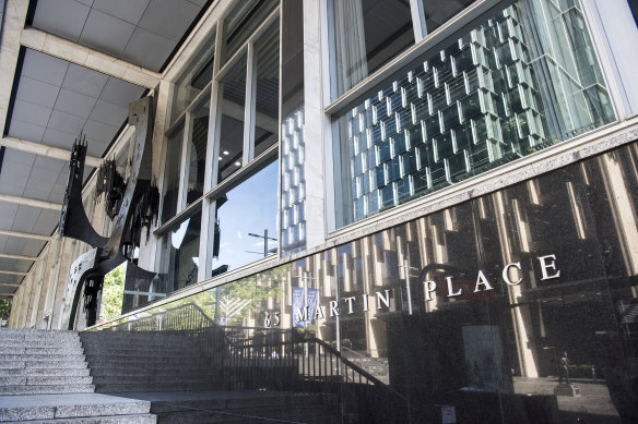 Margel Hinder’s sculpture was installed outside the Reserve Bank in 1964.
