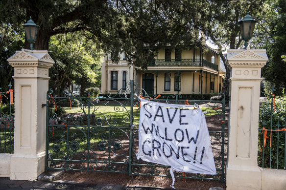 The CFMEU says it will put "bodies in front of machinery" to protect the historic Willow Grove.