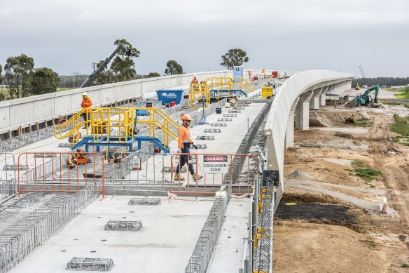 The viaduct will extend for 3.5 kilometres from Luddenham to Orchard Hills.