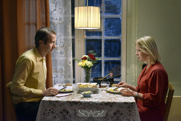 Alma Pöysti and Jussi Vatanen in Fallen Leaves.