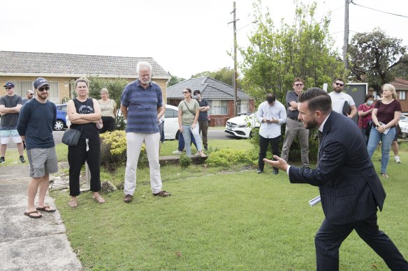 The auction of 16 Cowper Avenue, Pagewood drew six registered bidders, all eastern suburbs buyers.