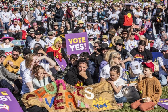 Ses destekçileri, Sidney'deki Prince Alfred Park'ta Evet İçin Bir Araya Gel kampanyası için bir araya geliyor.