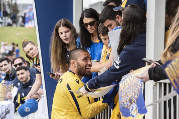 Eels forward Isaiah Papali’i signs autographs and takes selfies with fans at the team’s open day. 