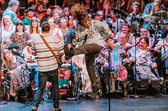 Warnnambool에 거주하는 Find Your Voice Collective의 싱어송라이터 Jacob Paton-Lee.