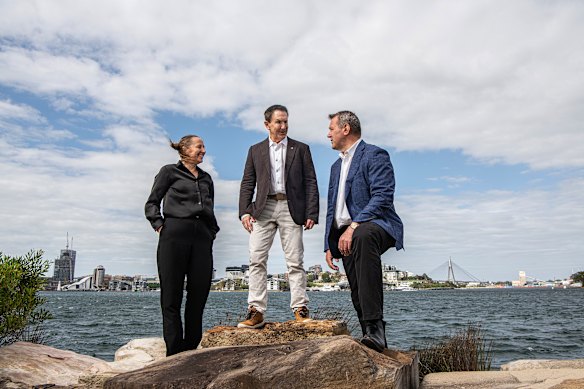 Com o objetivo de tornar o Vivid maior e melhor: Karen Jones do Destination NSW, o novo diretor do festival Brett Sheehy e o ministro de Jobs e Turismo Steve Kamper.