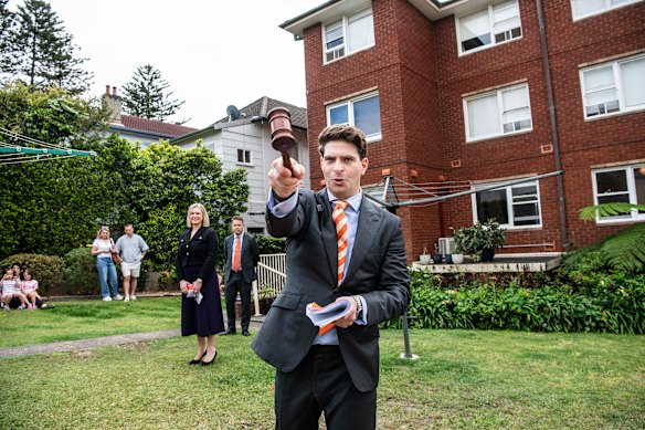 Los economistas dicen que los compradores de primera vivienda están mirando las unidades, ya que el costo de comprar una casa en Sydney continúa aumentando.