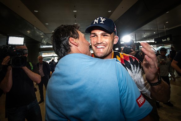 Laurie Daley dá um último abraço em Nathan Cleary antes de se despedir no aeroporto de Sydney.