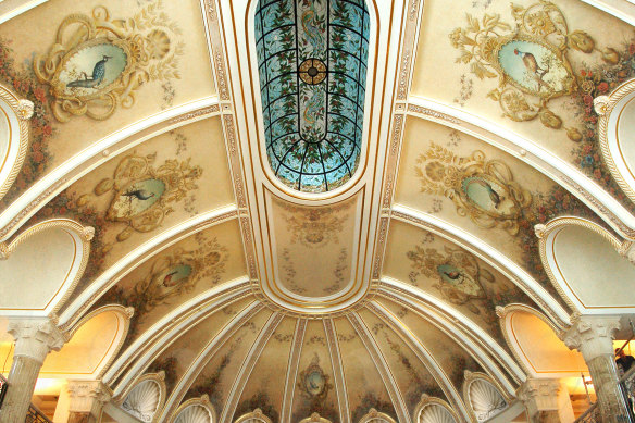 The ceiling of a grand ballroom created by Artnow International for Ukrainian billionaire Rinat Akhmetov.