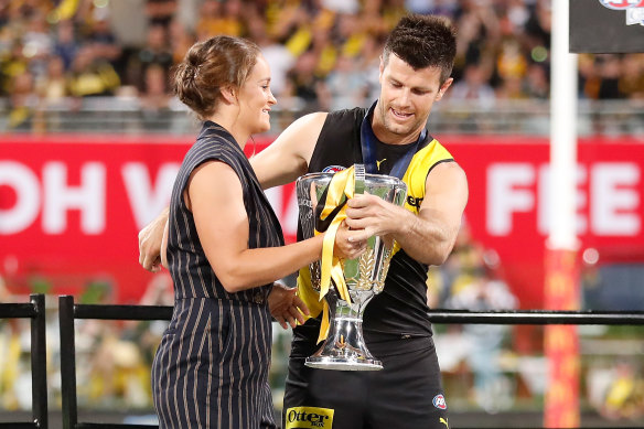 Ashleigh Barty presents the 2020 AFL premiership cup to Trent Cotchin in Brisbane.