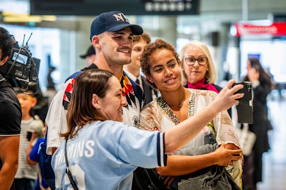 Nathan Cleary e sua namorada Mary Fowler foram recebidos por um caçador de recompensas após chegarem a Sydney.