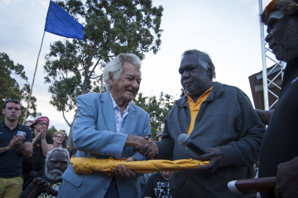 Yunupingu with former prime minister Bob Hawke in 2014. As chair of the Northern Land Council, Yunupingu handed the Barunga Statement to Hawke in 1988.