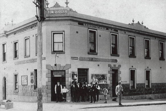 The Courthouse Hotel in North Melbourne, 1917.
