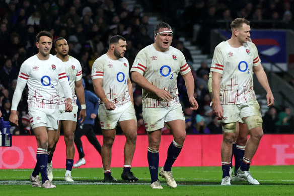 England players looking dejected.