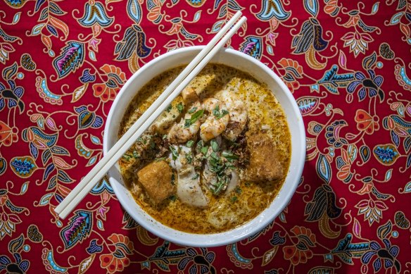 Laksa Singapura with prawn and chicken and mixed noodles.