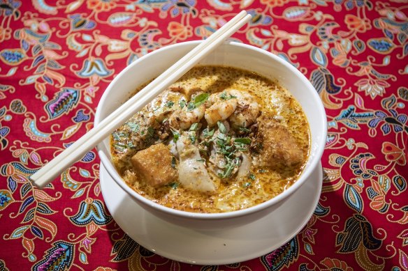 Laksa Singapura with prawn, chicken and mixed noodles at Temasek.