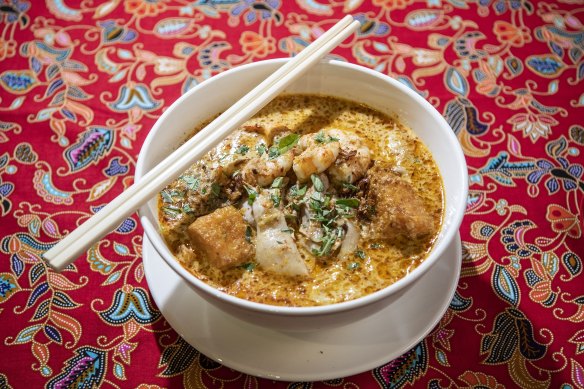 Laksa Singapura with prawn, chicken and mixed noodles.
