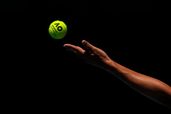 Iga Swiatek serves to Emma Navarro.