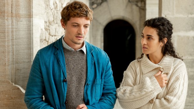 Maxime (Niels Schneider) and Daphne (Camelia Jordana) bond over heartbreak in Love Affair(s). 