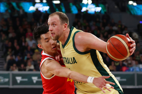 Joe Ingles drives to the basket against China.
