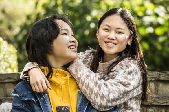 The Young Archies winner Jacqueline Qin with her sister Jessica who was the subject for her winning portrait.