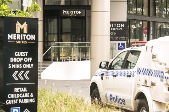 一名 17 岁的女孩在 Parramatta 被刺伤后死亡，而她的朋友受了重伤。” loading=