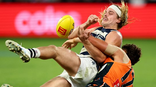 Bailey Smith under pressure from Giants’ midfielder 