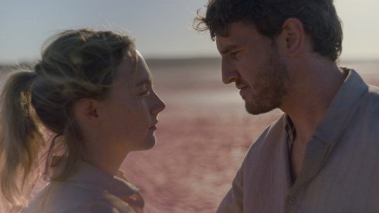 Hen (Saoirse Ronan) and Junior (Paul Mescal) were childhood sweethearts who married early.