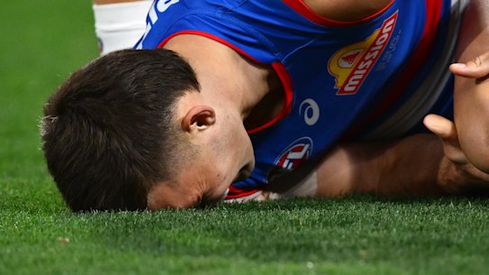 Sam Darcy siente dolor después de que se desgarró el ligamento cruzado.