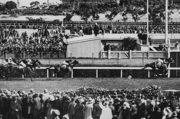 Phar Lap wins the 1930 Melbourne Cup.